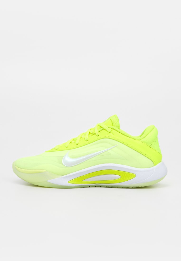 Hellgelb-grüner Nike Sneaker mit weißer Sohle und silbernem Swoosh-Logo, von der Seite auf einfarbigem Hintergrund gezeigt.