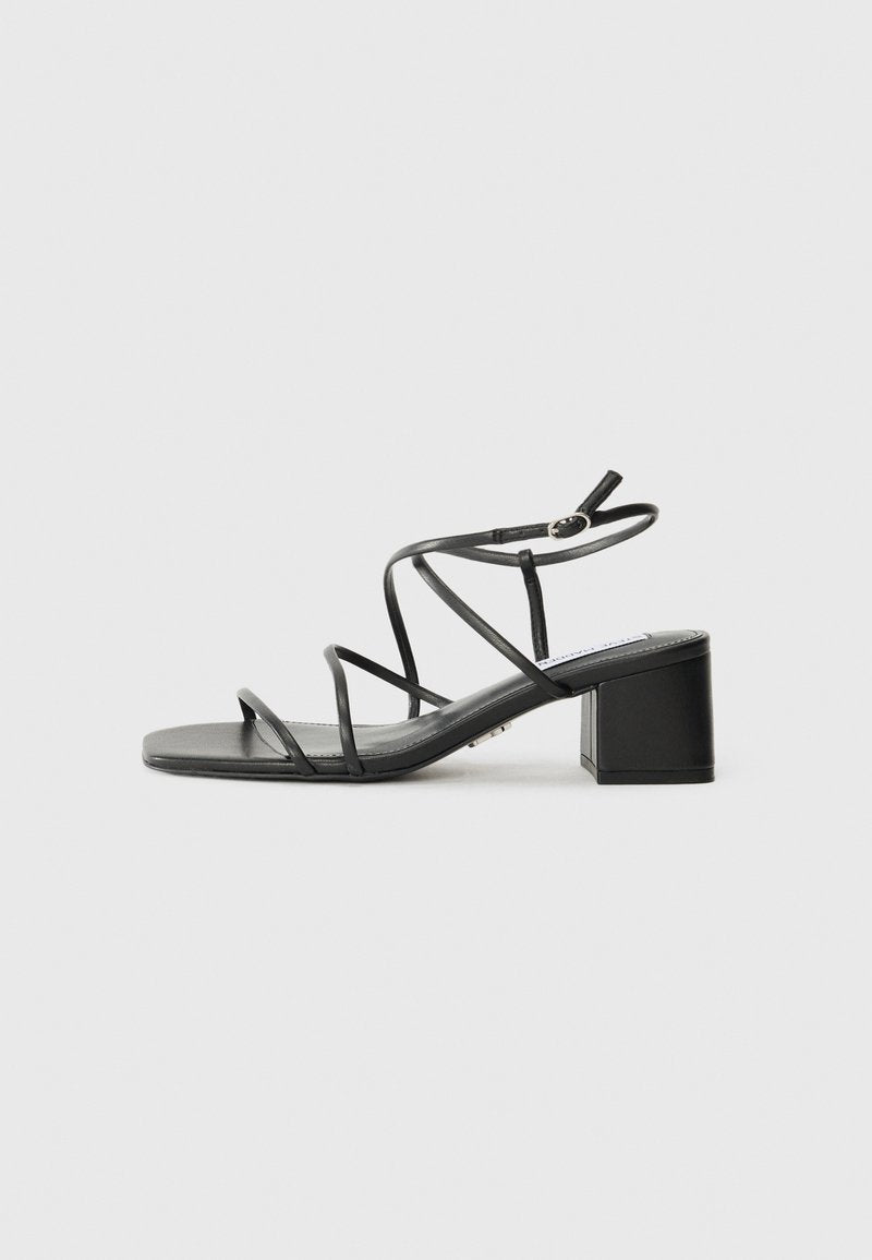 Schwarze Riemchensandalen mit quadratischer Spitze und einem breiten Absatz, aus glattem Material gefertigt. Sie verfügen über verstellbare Knöchelriemen und minimalen Beschlag.