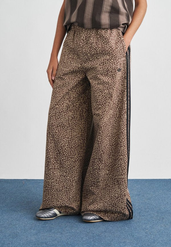 adidas Originals FIRDBIRD PANT - Relaxed fit jeans - earth strata/stone khaki