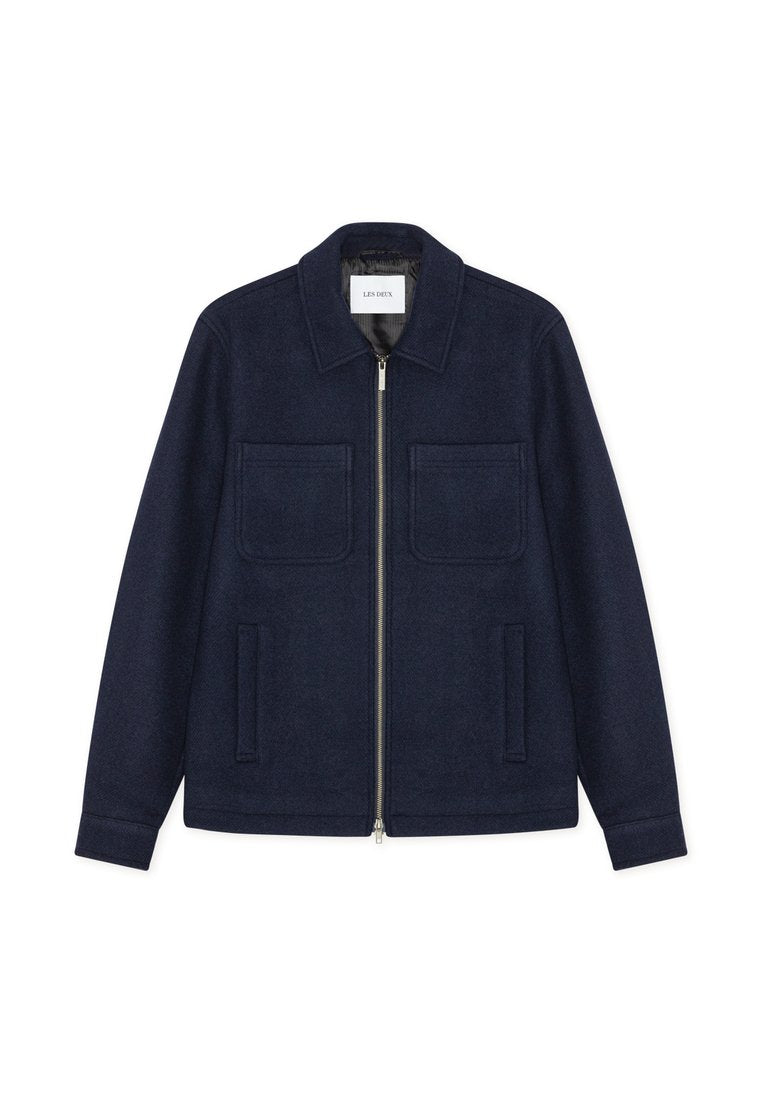 Marineblaues Wollzip-Jacke mit zwei Brust-Patchtaschen, zwei seitlichen Eingrifftaschen und einem klassischen Kragen.