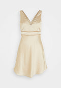 Helles beige Satin-Kleid mit V-Ausschnitt, ärmellosem Design und tailliertem Oberteil. Verfügt über braune Abschlüsse an der Taille und einen ausgestellten Rock.