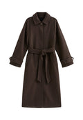 Brauner Woll-Trenchcoat mit Kragen, tailliertem Gürtel und weiten Ärmeln mit Knopfakzenten an den Manschetten. Klassisches, maßgeschneidertes Design.