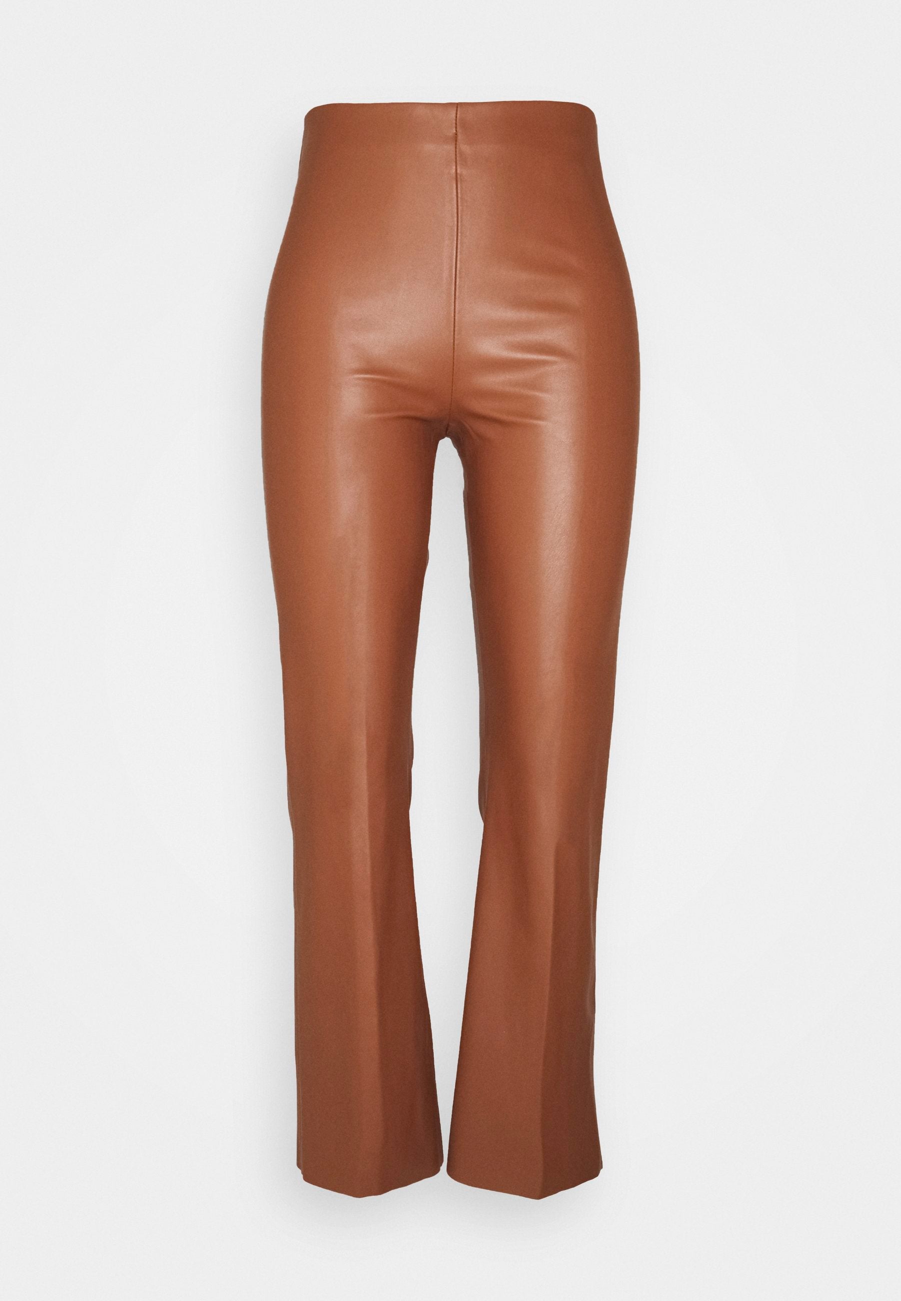 Braune Kunstleder-Hosen mit Schlag, hoher Taille, glatter Textur und Nahtdetails, mit ausgestellten Säumen für eine markante Silhouette.