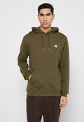 Olivgrüner Kapuzenpullover aus weichem Material, mit einer Fronttasche, verstellbaren Kordeln und einem kleinen Logopatch.