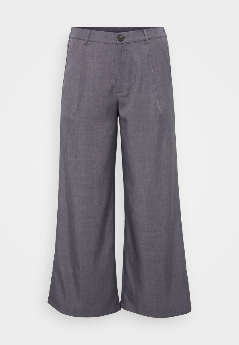 Graue weit geschnittene Hose aus glattem Stoff, mit einem vorderen Knopfverschluss, Falten und einem lässigen Schnitt bis zum Knöchel.