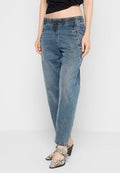 Helle blaue Denim-Jogginghosen mit elastischem Bund und Kordelzug. Gerade Passform, verblasste Textur, mit seitlichen Taschen und sichtbaren Nähten.