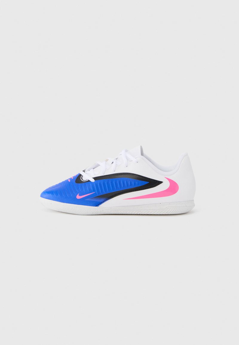 Blau-weißer Sportschuh mit strukturiertem Obermaterial, schwarzen Akzenten, pinkem Logo und Gummisohle, entwickelt für Leistung und Komfort.