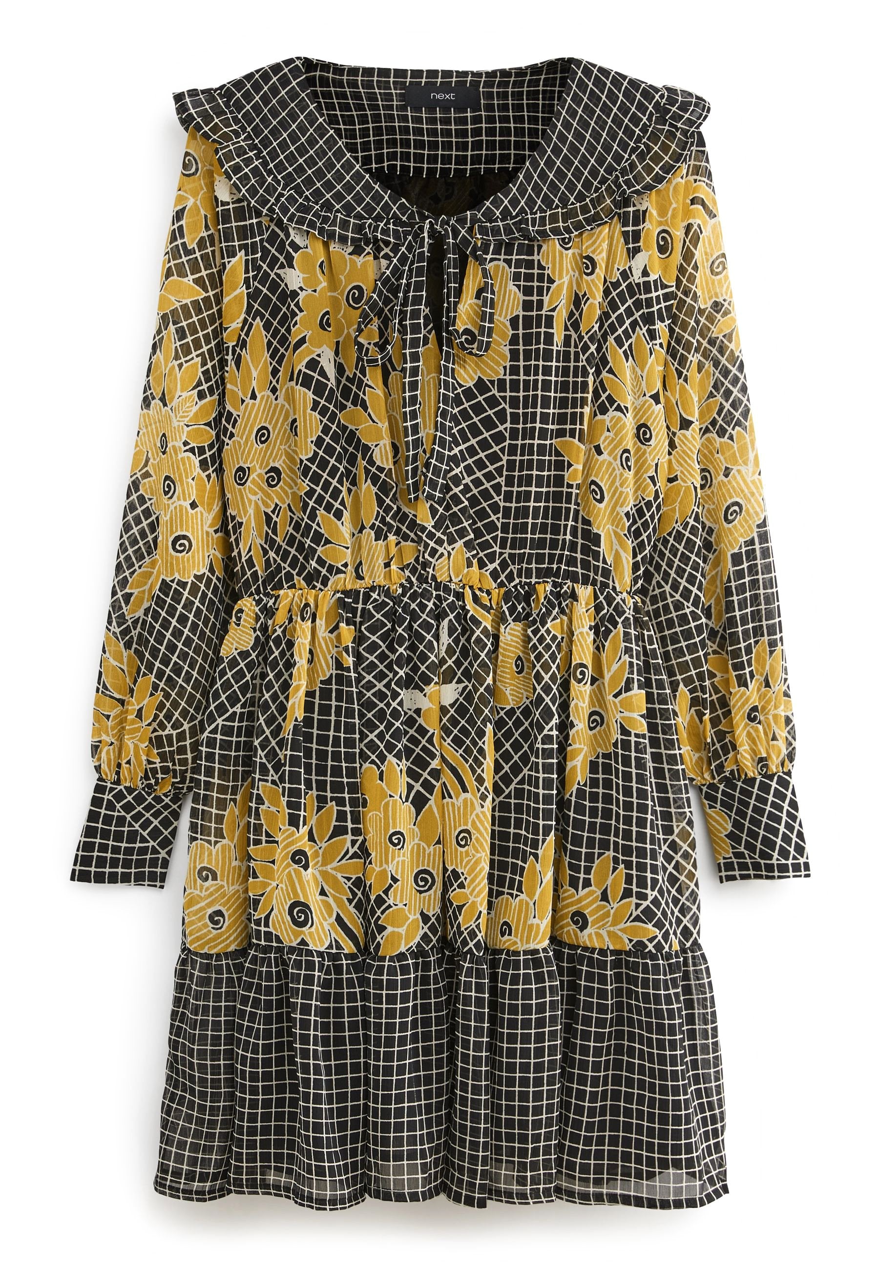 Schwarzes Langarmkleid mit gelbem Blumenmuster, Rautendesign, Rüschkragen und Bindeband am Ausschnitt. Geraffte Taille und geschichteter Saum.
