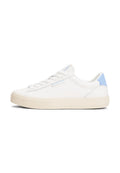 Weiße Low-Top-Sneaker mit einem glatten Leder-Obermaterial, hellblauen Fersenelementen und texturierten Sohlen. Verfügt über sechs Ösen und ein minimales Branding.
