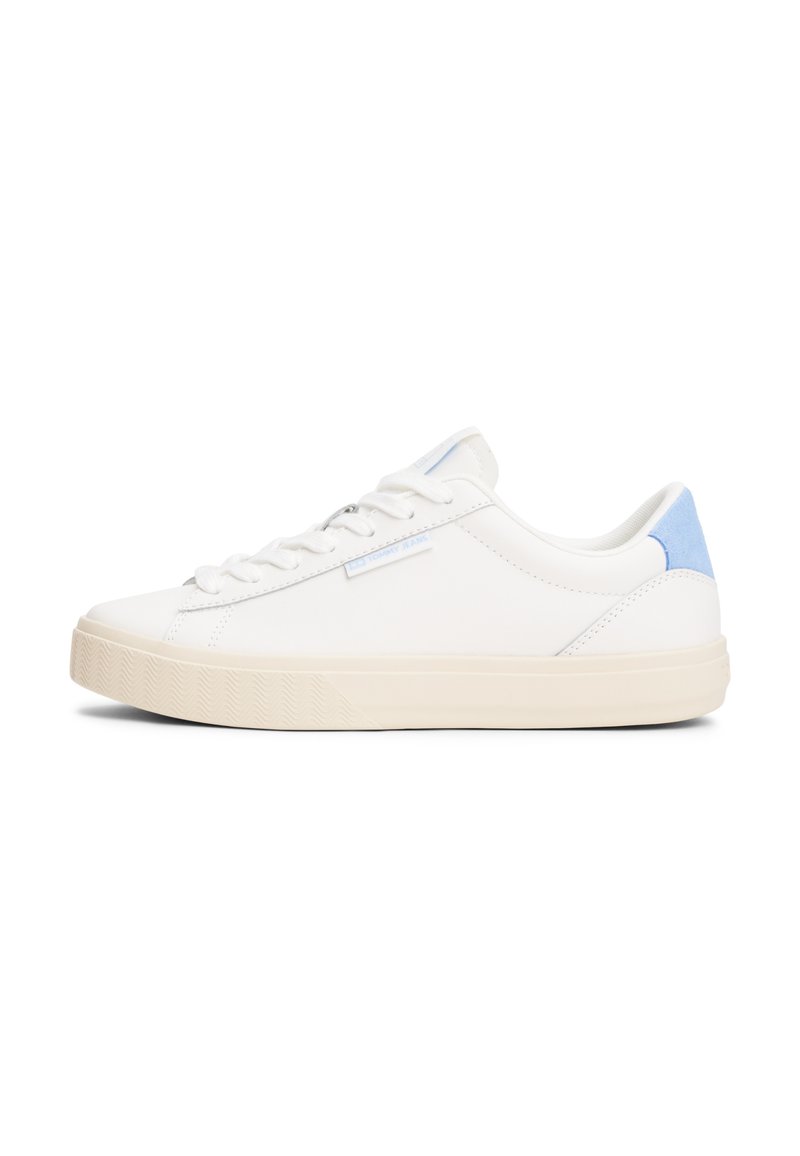 Weiße Low-Top-Sneaker mit einem glatten Leder-Obermaterial, hellblauen Fersenelementen und texturierten Sohlen. Verfügt über sechs Ösen und ein minimales Branding.