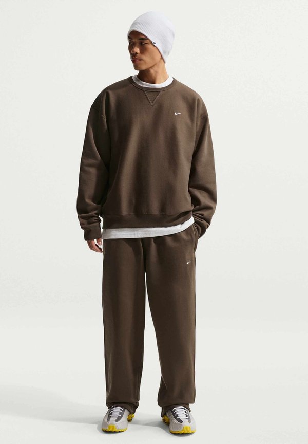 Nike Sportswear M NL SOLO SWSH BB CREW - Sweatshirt - dark hazel/white