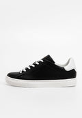 Schwarze Ledersneaker mit weißen Akzenten, runder Zehenpartie, flacher Sohle und klassischem Schnürdesign. Mit geprägtem Markenlogo an der Seite.
