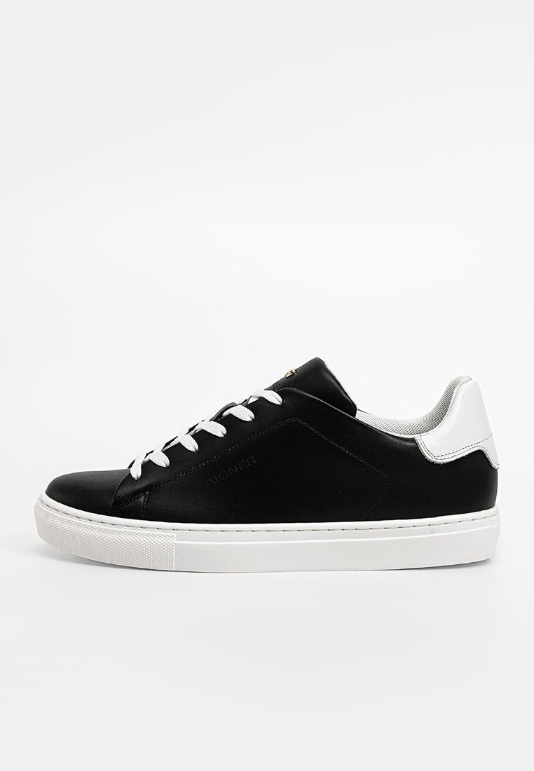 Schwarze Ledersneaker mit weißen Akzenten, runder Zehenpartie, flacher Sohle und klassischem Schnürdesign. Mit geprägtem Markenlogo an der Seite.