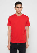 Rotes Baumwoll-T-Shirt mit Rundhalsausschnitt und kurzen Ärmeln. Dezenter Logo-Druck auf der Brust. Schlichte, gerade Passform.