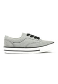 Graue Leinensneaker mit schwarzen Schnürsenkeln, runder Spitze und weißer Gummisohle, die mit schwarz-weißen horizontalen Streifen versehen ist.