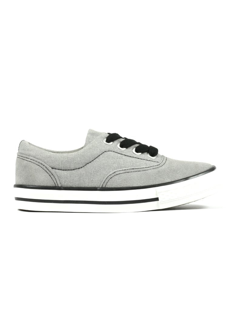 Graue Leinensneaker mit schwarzen Schnürsenkeln, runder Spitze und weißer Gummisohle, die mit schwarz-weißen horizontalen Streifen versehen ist.