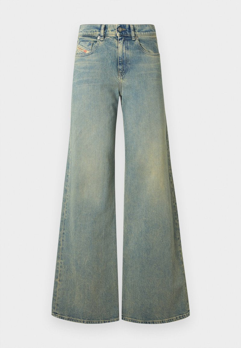 Hellblaue Jeans mit weitem Bein und hoher Taille, ausgestattet mit klassischem Fünf-Taschen-Design und dezenten Verwaschungen. Denim-Struktur, schlichter Look.