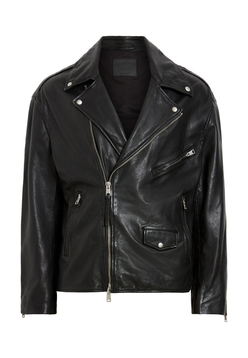 Schwarze Leder-Motorradjacke mit silbernen Reißverschlüssen, Druckknöpfen und mehreren Taschen. Verfügt über einen breiten Kragen und eine taillierte Passform.
