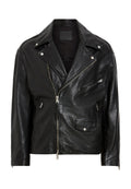 Schwarze Leder-Motorradjacke mit silbernen Reißverschlüssen, Druckknöpfen und mehreren Taschen. Verfügt über einen breiten Kragen und eine taillierte Passform.