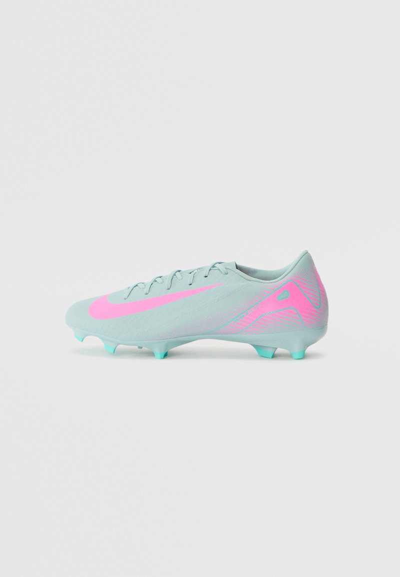 Helle blaue Fußballschuhe mit einem rosa Swoosh, strukturierter Oberseite und sechs hellblauen Stollen für Traktion. Verfügt über ein aerodynamisches Design und Schnürsenkel.