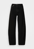 Schwarze Denim-Hosen mit weitem Bein und hoher Taille, ausgestattet mit einer Knopfleiste, fünf Taschen und minimalistischen Nähdetails.