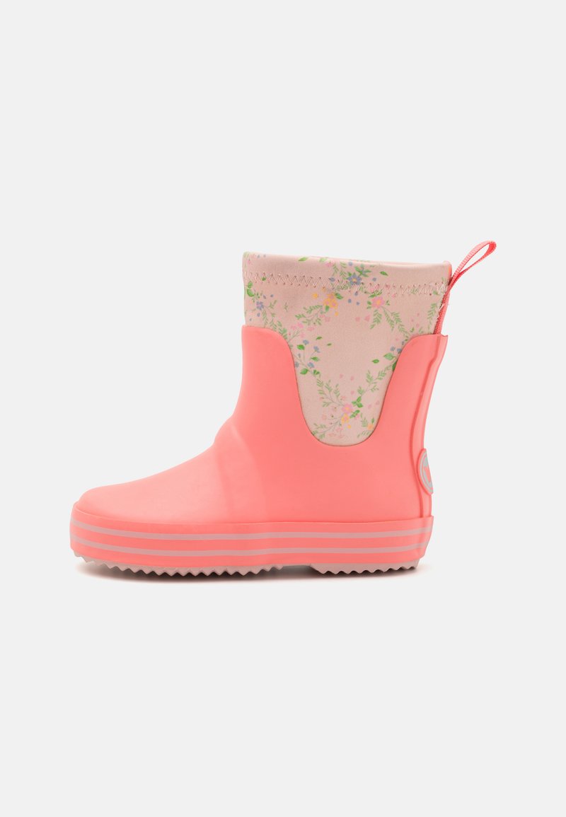 Pinke Gummistiefel mit einem floral gemusterten Stoffbund, ausgestattet mit einer Ziehlasche, strukturierten Sohle und horizontalen Streifen an der Unterseite.