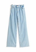 Hellblaue weit geschnittene Jeans mit einem leicht elastischen Bund, fünf Taschen und sichtbaren Nähten. Hergestellt aus Denim-Stoff.