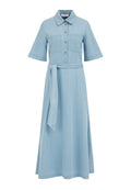 Helles blaues Jeanshemdkleid mit kurzen Ärmeln, Knopfleiste, zwei Brusttaschen und passendem Taillengürtel, das eine lange A-Linien-Silhouette aufweist.