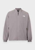 Hellgraue Windjacke mit Stehkragen, durchgehendem Reißverschluss vorne, elastischen Bündchen und seitlichen Reißverschlusstaschen. Mit Logo auf der Brust.