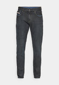 Dunkelblaue Denim-Jeans mit schmalem Schnitt, klassischem Fünf-Taschen-Design, blauen Nähakzenten und einem Knopfverschluss an der Taille.