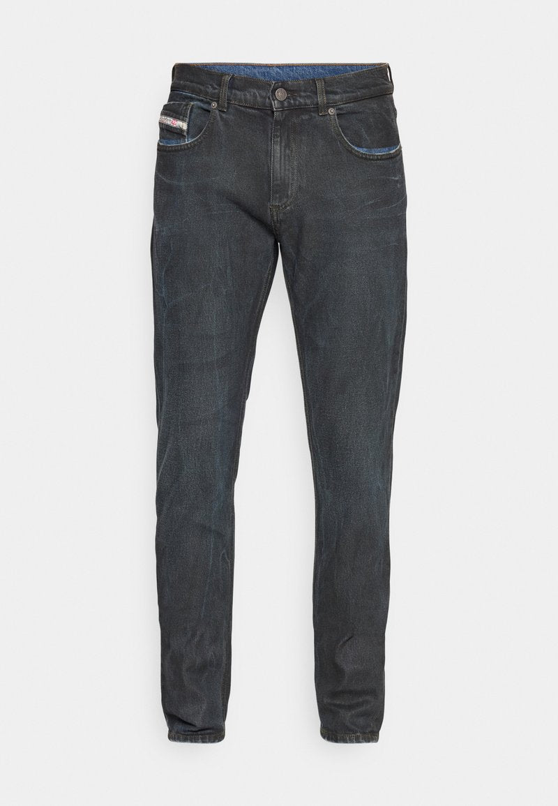 Dunkelblaue Denim-Jeans mit schmalem Schnitt, klassischem Fünf-Taschen-Design, blauen Nähakzenten und einem Knopfverschluss an der Taille.