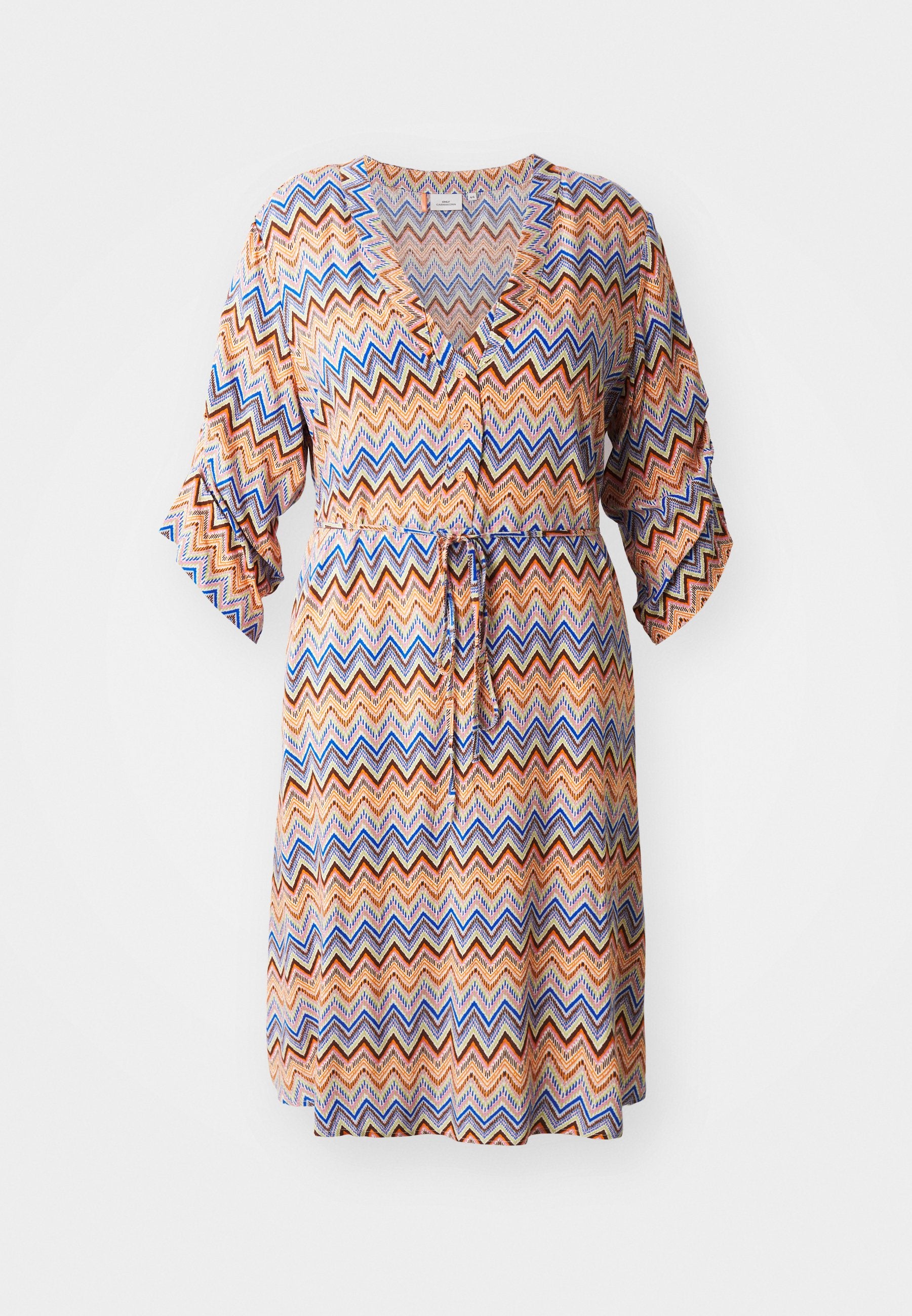 Gemustertes Kleid mit einem Zickzack-Muster in Orange, Blau und Creme, mit V-Ausschnitt, Dreiviertelärmeln und einer gebundenen Taille.
