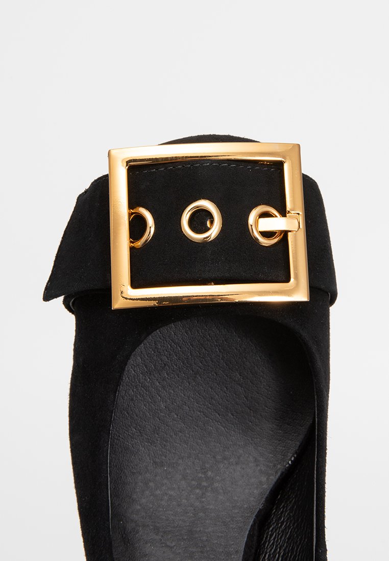Jeffrey Campbell FACTS
