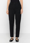Schwarze maßgeschneiderte Hose mit geradem Schnitt, flachem Bund, Gürtelschlaufen und Vordertaschen. Glattes Material mit sauberem Finish.