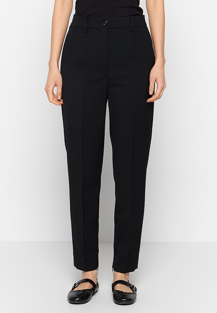 Schwarze maßgeschneiderte Hose mit geradem Schnitt, flachem Bund, Gürtelschlaufen und Vordertaschen. Glattes Material mit sauberem Finish.