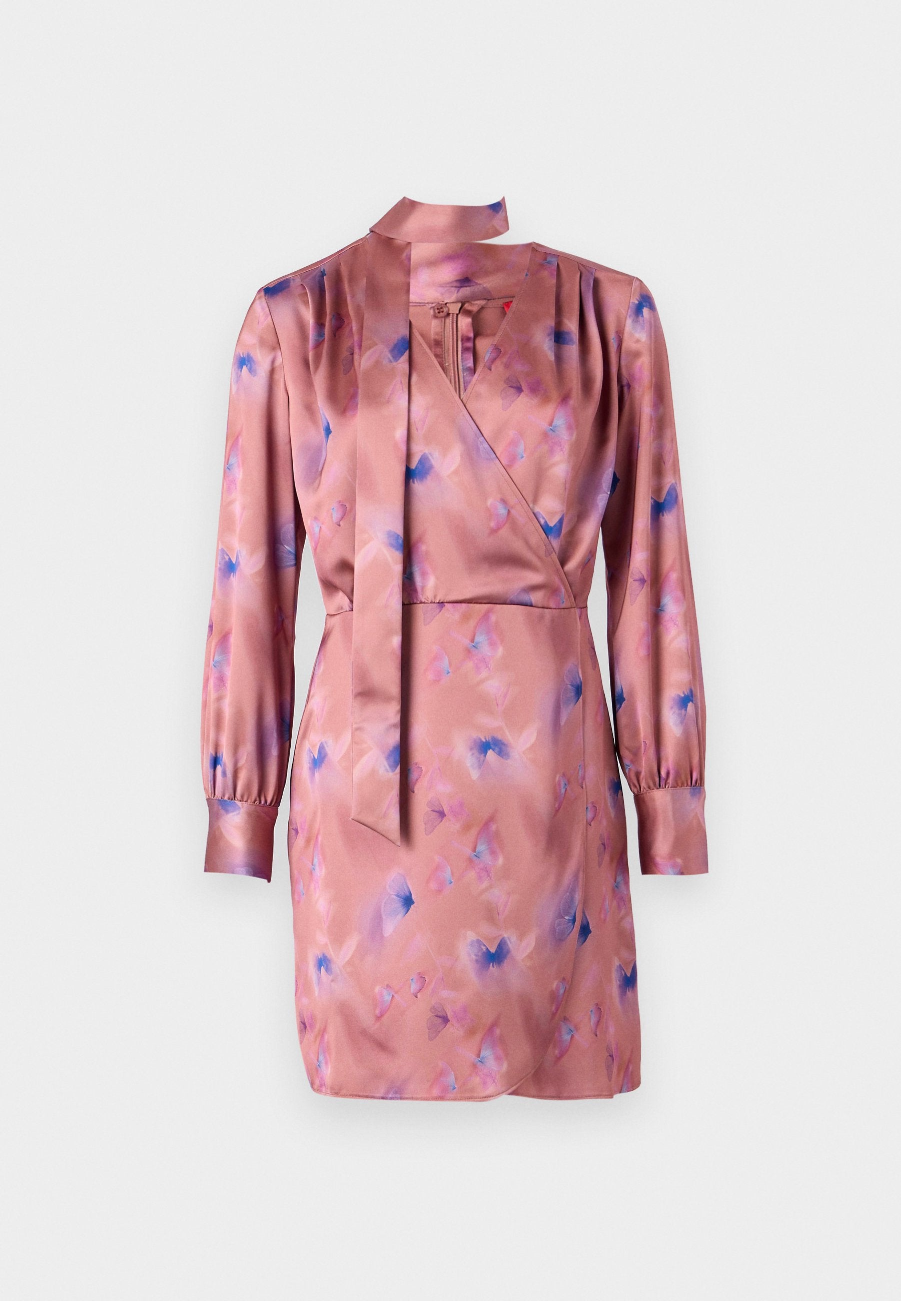 Satin-Wickelkleid in zartem Rosa mit blauen und lila abstrakten Mustern, langen Ärmeln und einer Bindekrawatte am Hals. Der Saum endet über dem Knie.