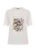 Weißes Baumwoll-T-Shirt mit lockerer Passform. Mit einem schwarz-weißen Blumenmuster in einem goldenen Rechteck. Kurze Ärmel, runder Ausschnitt.