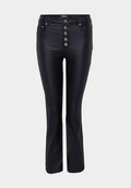 Schwarze, auslaufende Jeans mit elegantem Design, hergestellt aus einem glatten Material. Verfügt über fünf silberne Knopfverschlüsse und Taschen auf der Vorderseite.
