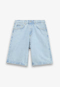 Hellblaue Denim-Shorts mit lockerer Passform, ausgestattet mit einem Bund, Vorder- und Gesäßtaschen sowie einem verblassten, strukturierten Finish.