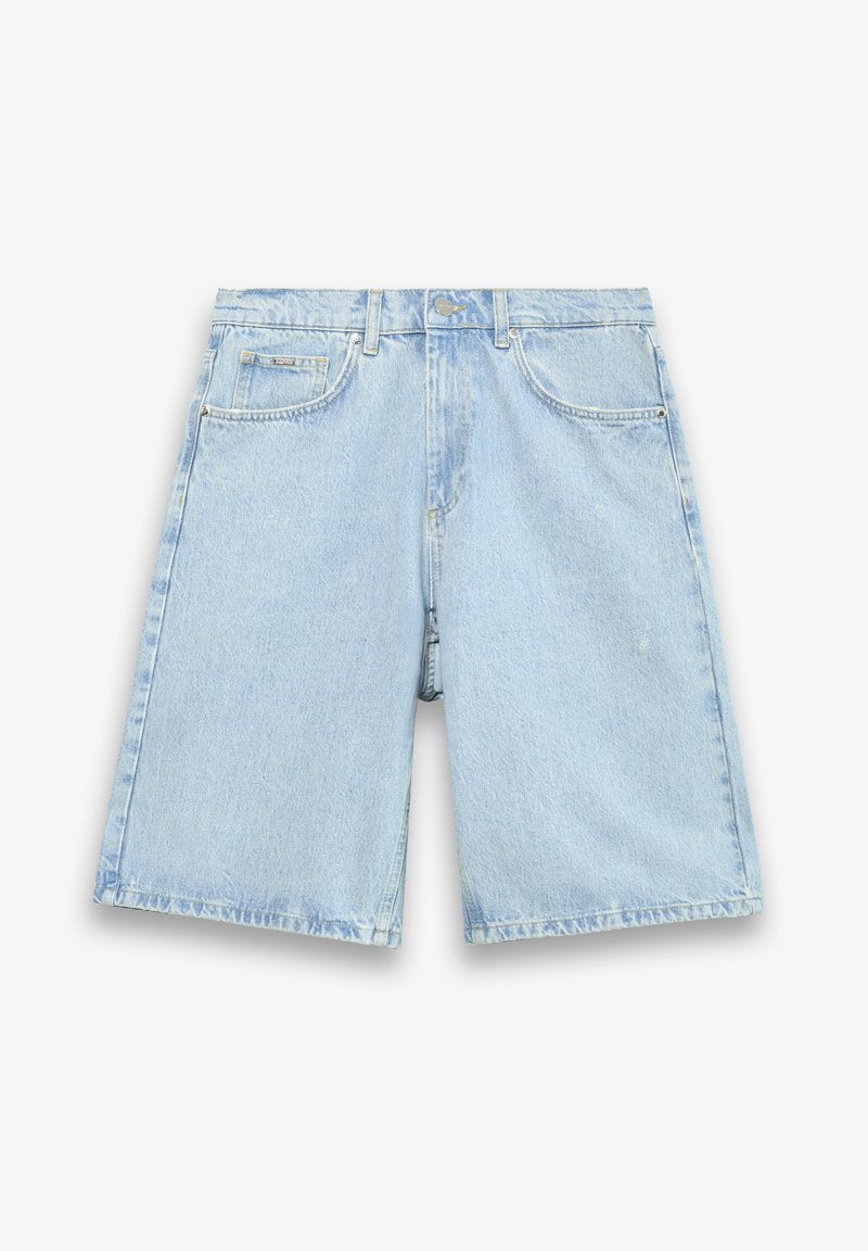 Hellblaue Denim-Shorts mit lockerer Passform, ausgestattet mit einem Bund, Vorder- und Gesäßtaschen sowie einem verblassten, strukturierten Finish.