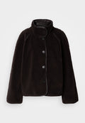 Schwarze Fleecejacke mit hohem Kragen, Knopfverschluss und glatter Innenseite. Verfügt über eine strukturierte Oberfläche und kontrastierende Nähten.