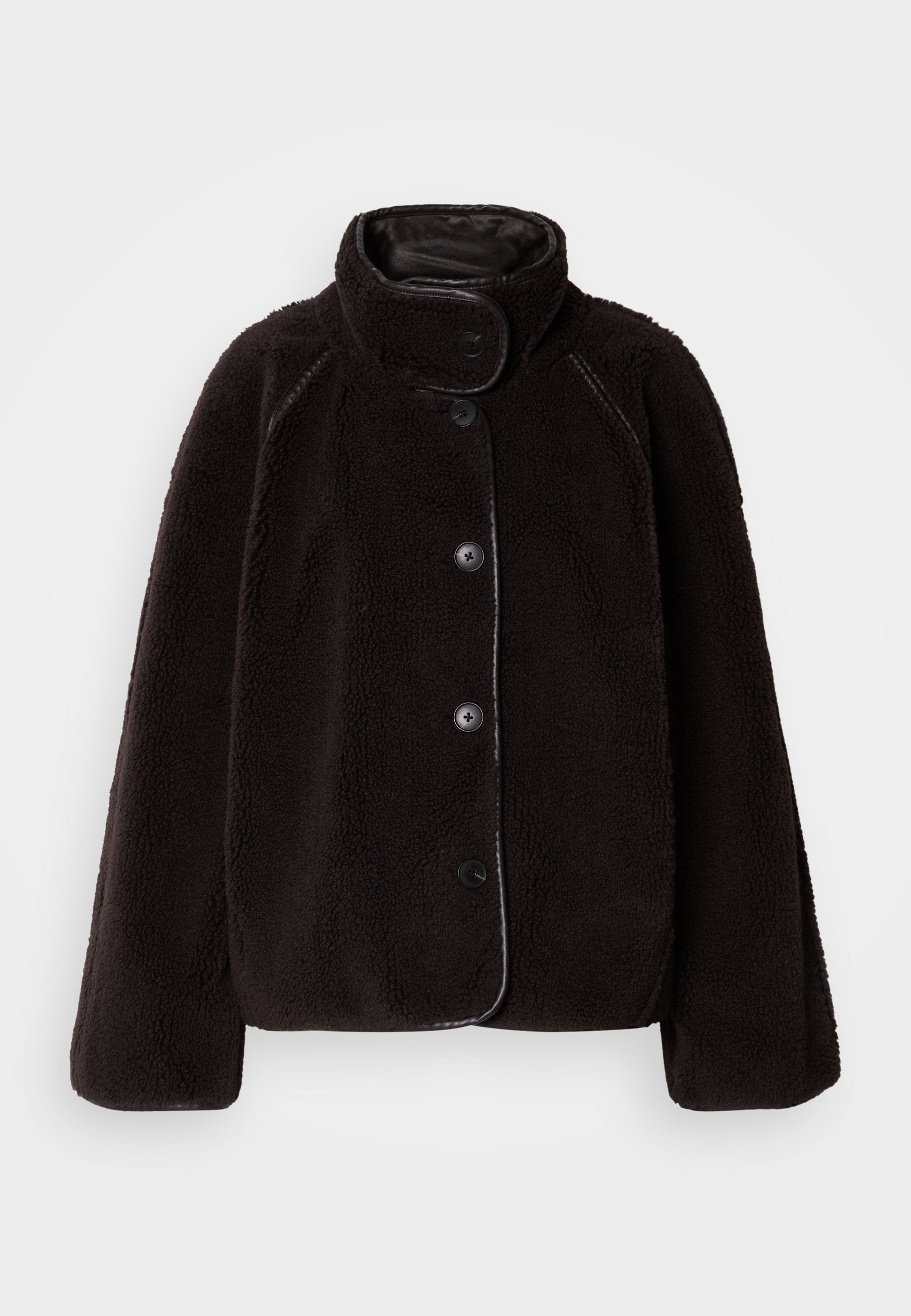Schwarze Fleecejacke mit hohem Kragen, Knopfverschluss und glatter Innenseite. Verfügt über eine strukturierte Oberfläche und kontrastierende Nähten.