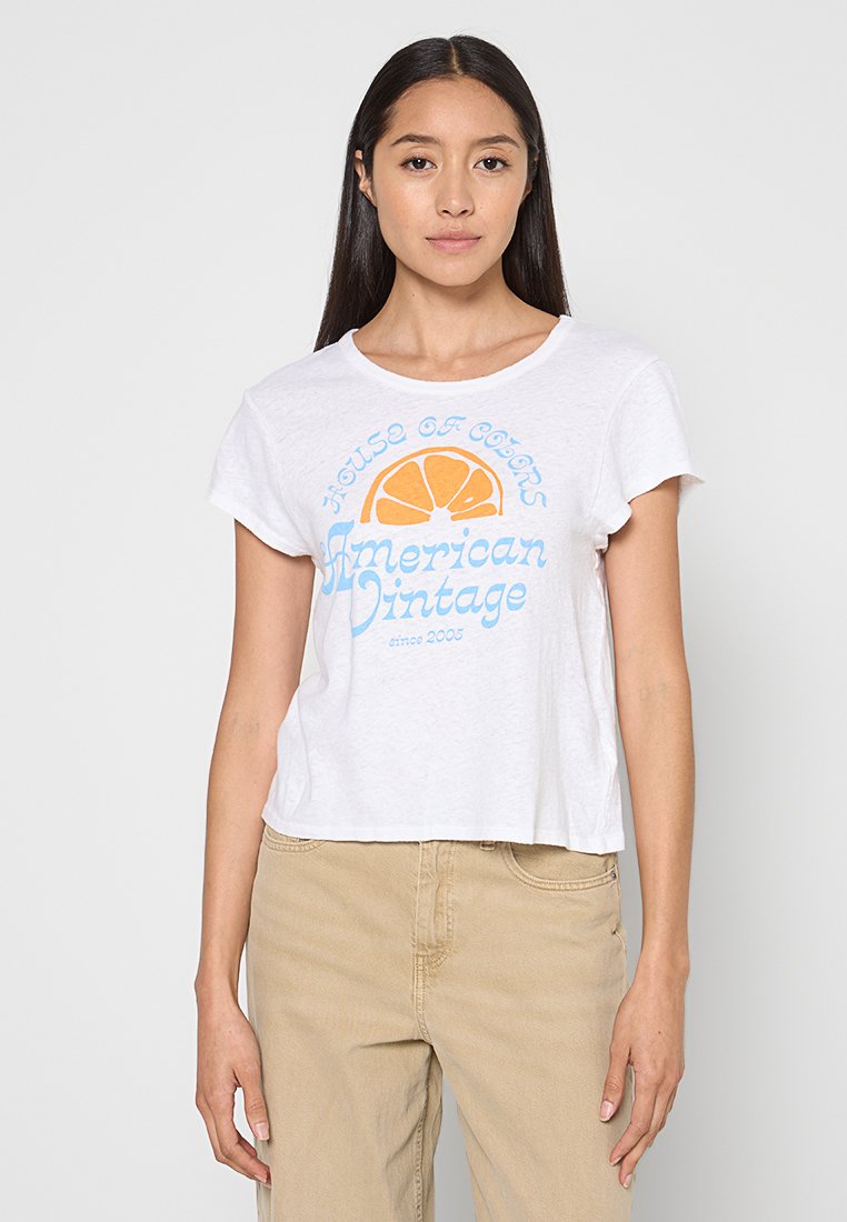 Weißes, gekürztes T-Shirt aus weichem Stoff, mit einem bunten Motiv einer Orangenscheibe und Text in Blau und Orange. Kurze Ärmel.