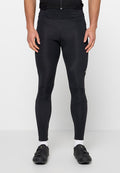 Schwarze Radhose aus glattem, elastischem Material, mit engem Schnitt und verstärkten Nähten, kombiniert mit schwarzen Fahrradsportschuhen.