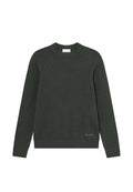 Dunkelgrüner Strickpullover mit rundem Ausschnitt und gerippten Bündchen. Verfügt über Raglanärmel und ein kleines, dezentes Logo nahe dem Saum.