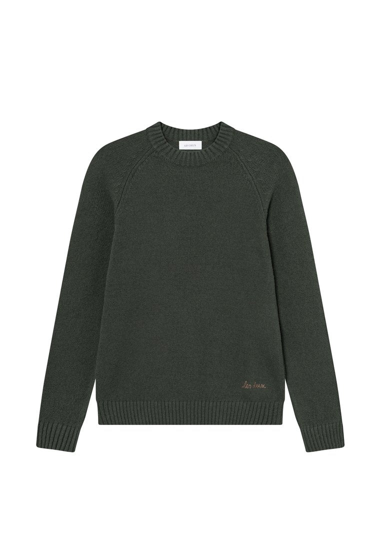 Dunkelgrüner Strickpullover mit rundem Ausschnitt und gerippten Bündchen. Verfügt über Raglanärmel und ein kleines, dezentes Logo nahe dem Saum.