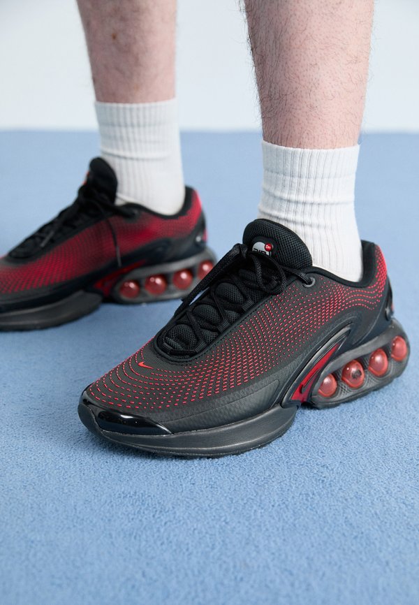 Nike Sportswear AIR MAX DN ESSENTIAL - Trainers - black/bright crimson/gym red