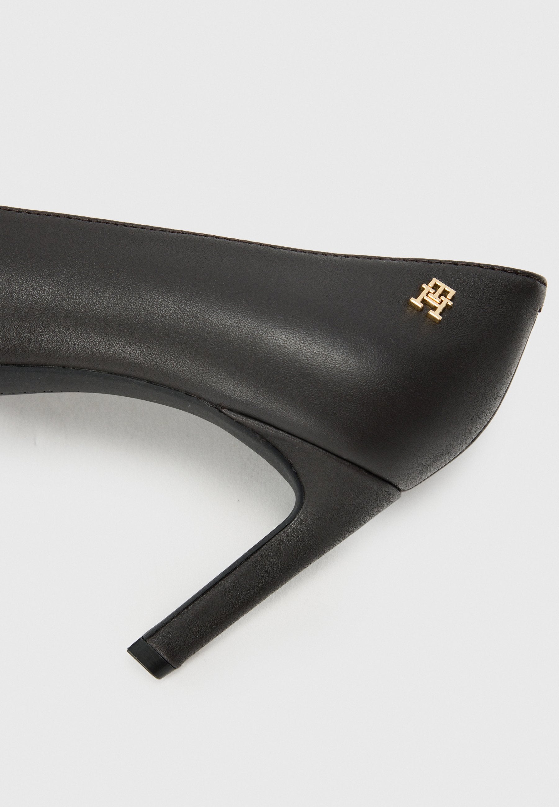 TH MONOGRAM PLAQUE LEATHER HIGH HEELS Media 7