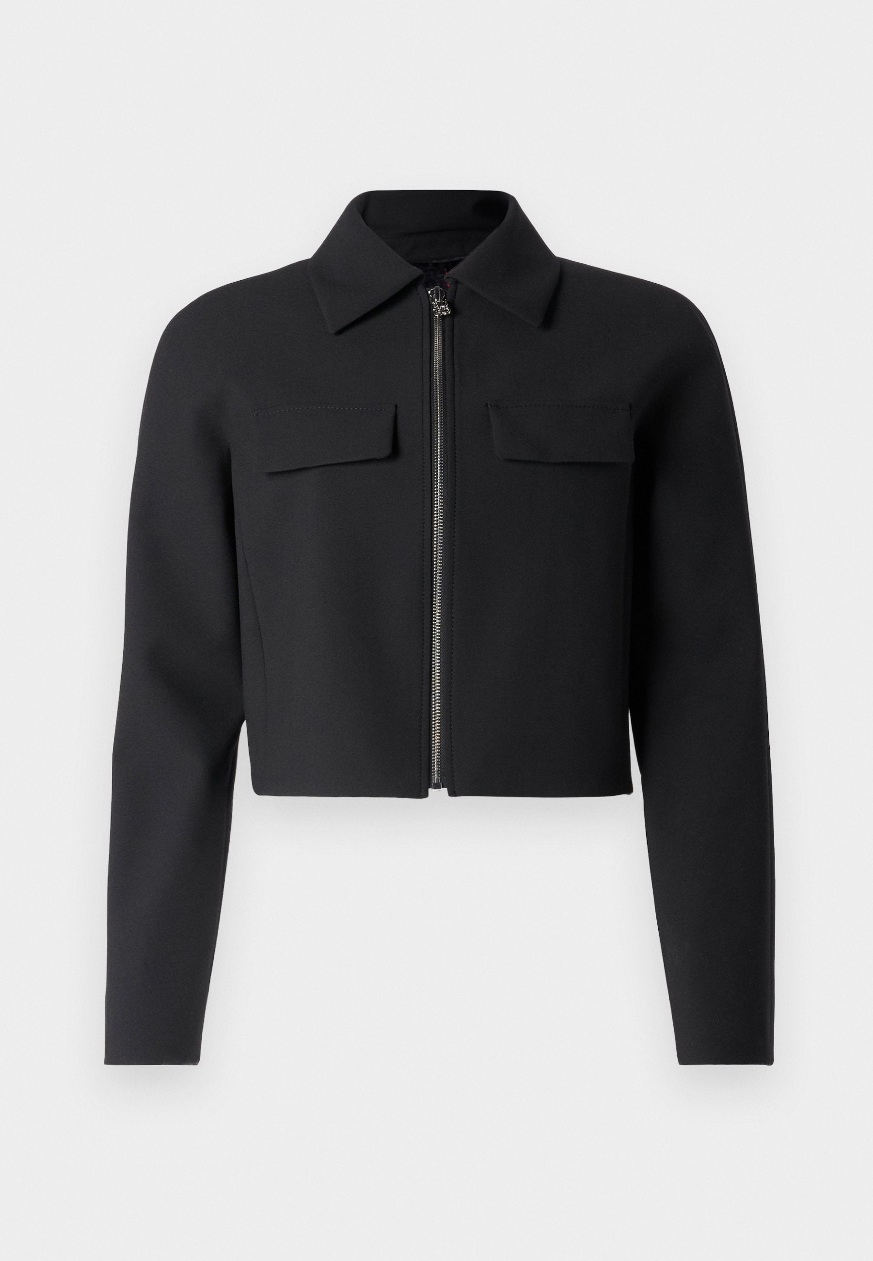 Schwarze, kurz geschnittene Jacke mit Reißverschluss vorne, langen Ärmeln und zwei Brusttaschen; aus glattem, strukturiertem Stoff.
