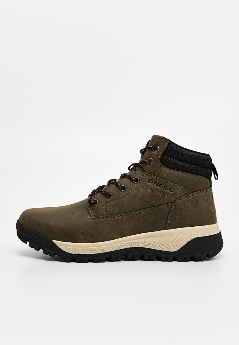 Dunkelgrüne Ankle Boots aus Leder, ausgestattet mit einem schwarzen gepolsterten Kragen, braunen Schnürsenkeln und einer strukturierten cremen und schwarzen Sohle.